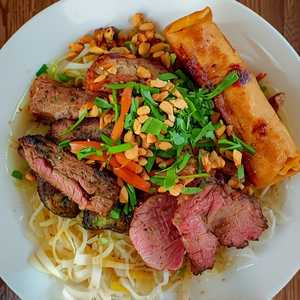 B6 Bún gà nướng, bò nướng, chả giò